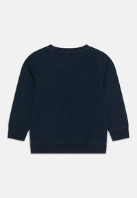 Námořnická modrá mikina s dlouhými rukávy, žebrovanými manžetami a lemem. Měkká textura, design s kulatým výstřihem a bez viditelných vzorů nebo akcentů.