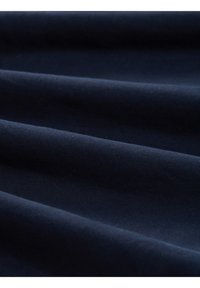Dunkelblaues Gewebe mit einer glatten Textur, das sanfte Falten und ein einheitliches Webmuster aufweist. Ideal für verschiedene textile Anwendungen.