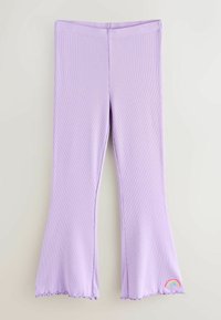 Lila rebraste razširjene legice z nazobčanim robom in majhnim mavričnim grafičnim poudarkom. Mehka tekstura in elastičen pas za udobje.