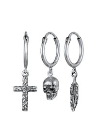 Sølv hoop øreringe med tre charms: et tekstureret kors, et kranium og en fjer, hver med distinkte detaljer og finish.