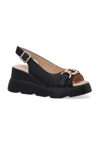 Černé sandály na klínovém podpatku se slingback designem a otevřenou špičkou, texturovaným svrškem, zlatými detaily a chunky černou podrážkou. Elegantní design s nastavitelným páskem.
