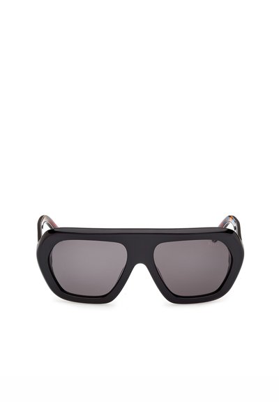Gafas de sol negras de escudo sobredimensionadas con lentes tintados oscuros y montura gruesa rectangular.