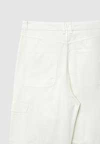 Pantaloni cargo bianchi in cotone con due tasche posteriori e una tasca laterale. Presentano dettagli di cucitura e un design a gamba dritta.