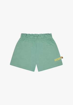 Pantaloni corti verde chiaro con elastico in vita, realizzati in tessuto morbido. Presenta un'etichetta laterale con "loud + proud" in giallo.
