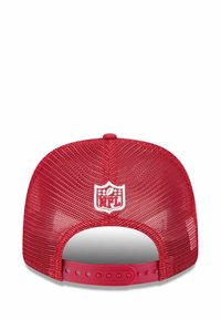 Rote Netz-Basketballmütze mit einem Kunststoff-Snapback-Verschluss und einem weißen NFL-Logo-Patch auf der Rückseite. Strukturiert mit Belüftungsöffnungen.