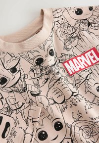 Lyserød sweatshirt med rund hals, der har forskellige tegneseriefigurtryk og et rødt "MARVEL" logo i midten.