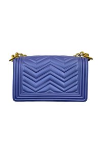 Borsa a tracolla in pelle trapuntata viola con un motivo a zigzag, dettagli in hardware dorato e forma rettangolare strutturata.