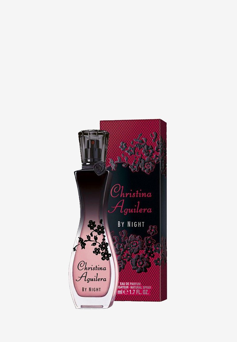 Bottiglia del profumo Christina Aguilera By Night con design floreale nero accanto a una scatola coordinata con motivo floreale nero e rosso scuro.