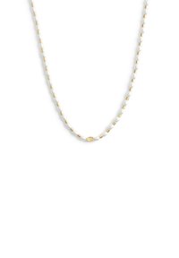 Collier composé de perles ovales blanches alternées avec des accents métalliques dorés, fermé par un fermoir doré. Design simple et texture lisse.