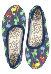Ballerinas aus dunkelblauem Stoff mit bunten Dinosaurier-Mustern. Das Design umfasst eine runde Zehenpartie und einen marineblauen Rand.
