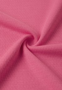 Tessuto in vivace rosa, con texture a righe, che presenta una qualità morbida e elastica, superficie liscia e un leggero lucido.