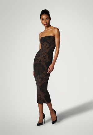 Schwarzfreies Kleid mit kompliziertem bronzefarbenem Muster, taillierte Passform, Länge bis zur Mitte der Wade und glatter Textur. Trägt schwarze High Heels.
