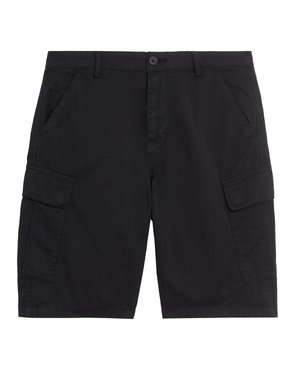 Pantalones cortos cargo negros con botón y cremallera delanteros, dos bolsillos laterales, dos bolsillos cargo con solapa y presillas para cinturón.