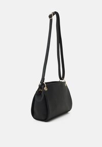 Borsa a spalla in pelle nera testurizzata con anelli in metallo dorato e tracolla regolabile, mostrata su uno sfondo bianco semplice.