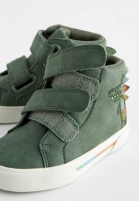 Next TOUCH FASTENING - Klassikalised poolsaapad - mineral green crocodile