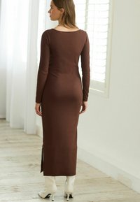 Next SCOOP NECK - Pārliekama kleita - chocolate brown