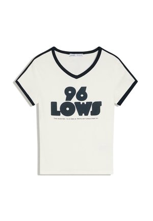 T-shirt blanc à manches courtes avec col en V et bordure noire, portant l'inscription "96 Lows" en lettres noires épaisses, avec un texte plus petit en dessous.