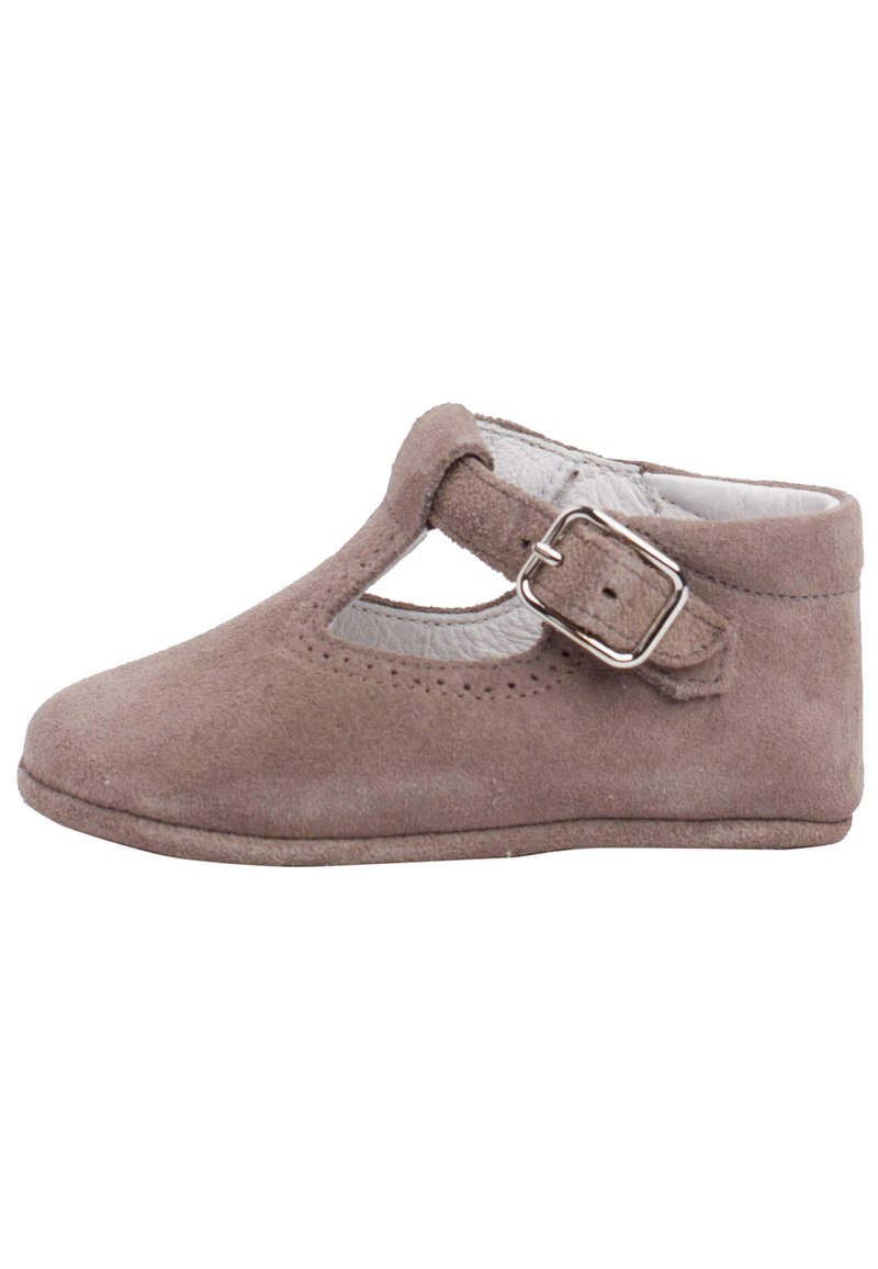 Chaussure pour tout-petit en daim marron avec une sangle à boucle, un design découpé, un bout rond et une surface texturée douce ; semelle plate.