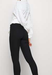 JDY Vaqueros pitillo - black denim