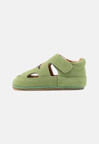 Hellgrüner Wildledersandale für Babys mit ausgeschnittenen Seiten, einem Klettverschluss und einem kleinen gestickten Design auf der Oberseite.