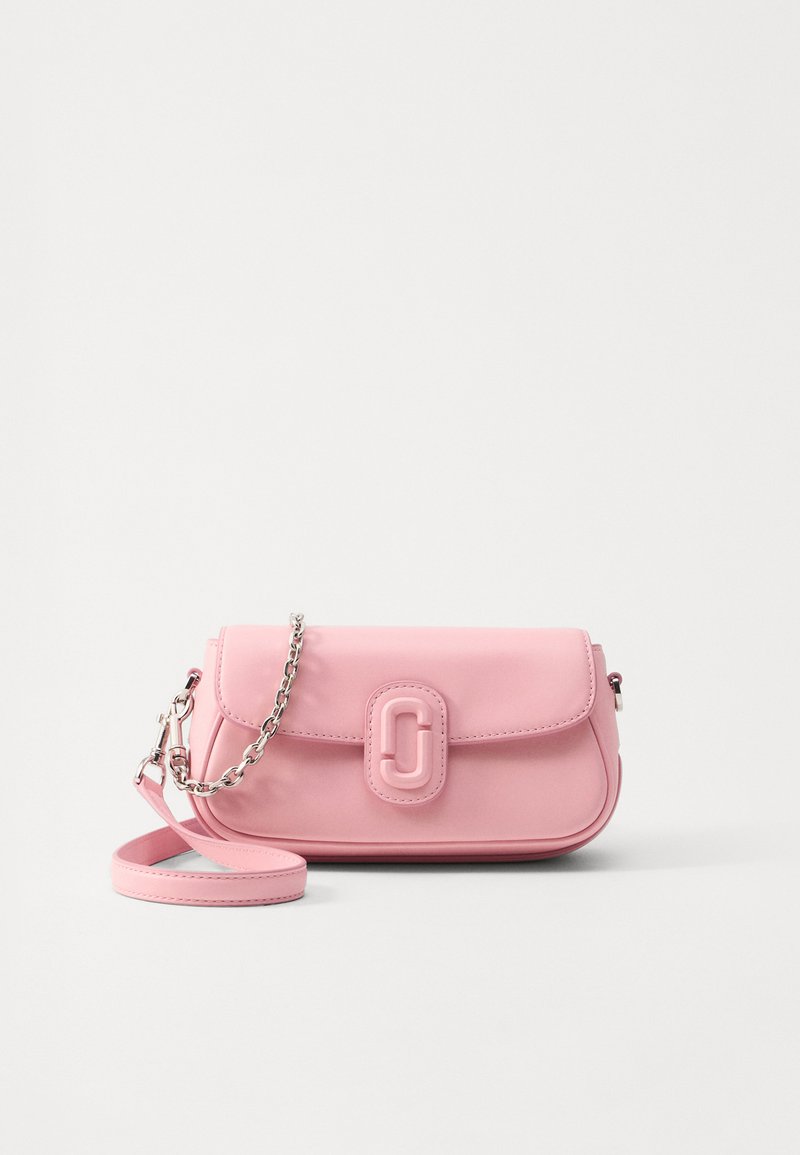 Pequeño bolso de cuero rosa con cierre de solapa, detalle de cadena plateada y correa rosa a juego sobre fondo blanco.