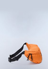 Marsupio di tessuto arancione con forma curvata, due tasche con cerniera, tracolla nera regolabile e superficie strutturata.