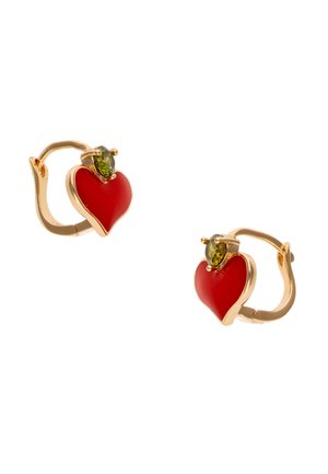 Złote kolczyki koła z czerwonymi zawieszkami w kształcie serca, zwieńczone małymi zielonymi owalnymi kamieniami szlachetnymi.