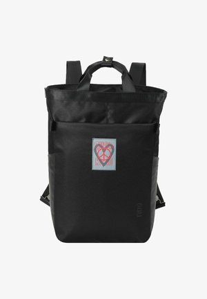 Schwarzer Rucksack aus strapazierfähigem Stoff, mit einem oberen Griff, verstellbaren Trägern und einem grafischen Aufnäher mit Friedenssymbol. Glatte Textur.