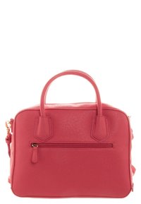 Borsa a mano rossa realizzata in materiale sintetico testurizzato, con doppi manici corti e una tasca con zip sul retro per una conservazione sicura.
