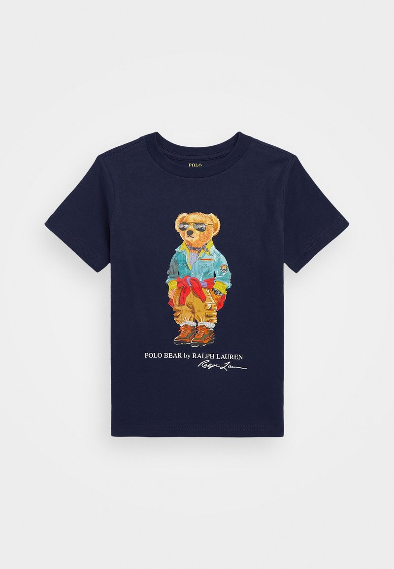 Mörkblå bomulls t-shirt med en grafik av en björn i en färgglad outfit med solglasögon, tryckt under texten "POLO BEAR by RALPH LAUREN."