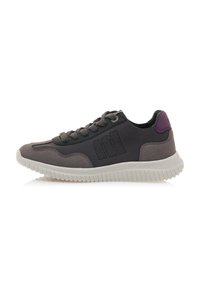Zapatilla de hombre gris con parte superior de ante y malla, diseño de cordones, panel lateral texturizado y suela de goma blanca. Acabada en púrpura en el talón.