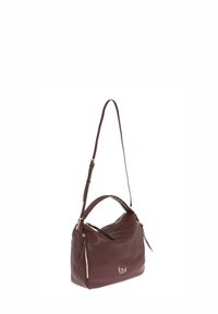 Borsa a spalla in pelle marrone scuro con finitura testurizzata, singolo manico regolabile e dettagli in metallo color oro. Taschini con zip per riporre gli oggetti.