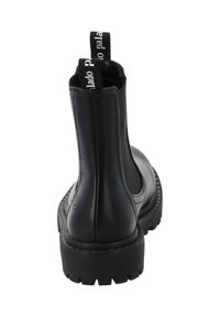 Czarne skórzane botki za kostkę z elastycznymi panelami bocznymi, masywną podeszwą i uchwytem do zakupu. Posiadają przeszycia oraz teksturowane wykończenie.