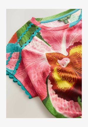 Korte mouw top met een levendige bloemenprint in roze, geel en groen, met gegolfde aqua rand langs de mouwen. Zachte stoftextuur.