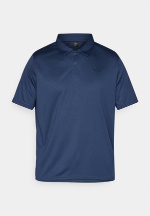 Camisola pólo azul-marinho feita de um tecido liso e respirável. Apresenta um colarinho clássico, três botões e um pequeno logótipo no lado esquerdo do peito.