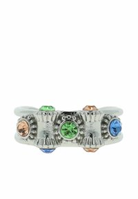Zilverkleurige ring met vier ronde, meerkleurige kristallen: groen, blauw en oranje. Gestructureerde band met verhoogde accenten overal.