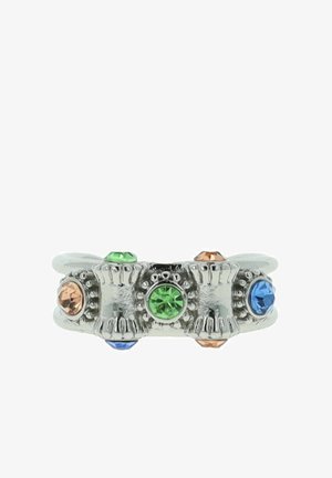 Zilverkleurige ring met vier ronde, meerkleurige kristallen: groen, blauw en oranje. Gestructureerde band met verhoogde accenten overal.