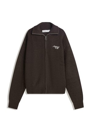 Pull en maille zippé marron foncé avec col haut et petit texte brodé blanc sur la poitrine gauche indiquant "Proficient Est. 2001".