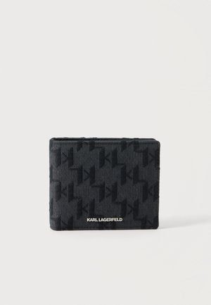 Portefeuille en tissu noir avec motif monogramme Karl Lagerfeld embossé et lettrage logo doré à l'avant sur fond blanc.