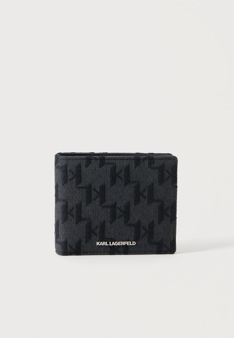 Portefeuille en tissu noir avec motif monogramme Karl Lagerfeld embossé et lettrage logo doré à l'avant sur fond blanc.