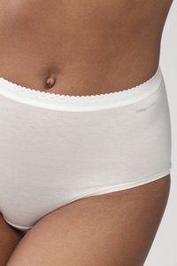 Slip in cotone bianco con cinturino ondulato, caratterizzato da una texture liscia e un logo su un lato, progettato per comfort e vestibilità.