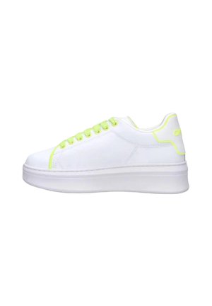 Sneaker bianche con una spessa suola bianca, dotate di lacci e dettagli di cucitura in verde neon. Texture in pelle liscia con elementi di design minimi.