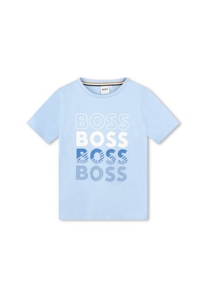 T-shirt in cotone azzurro chiaro con il testo "BOSS" in diverse dimensioni e tonalità di blu, arricchito da elementi di design a righe e solidi.