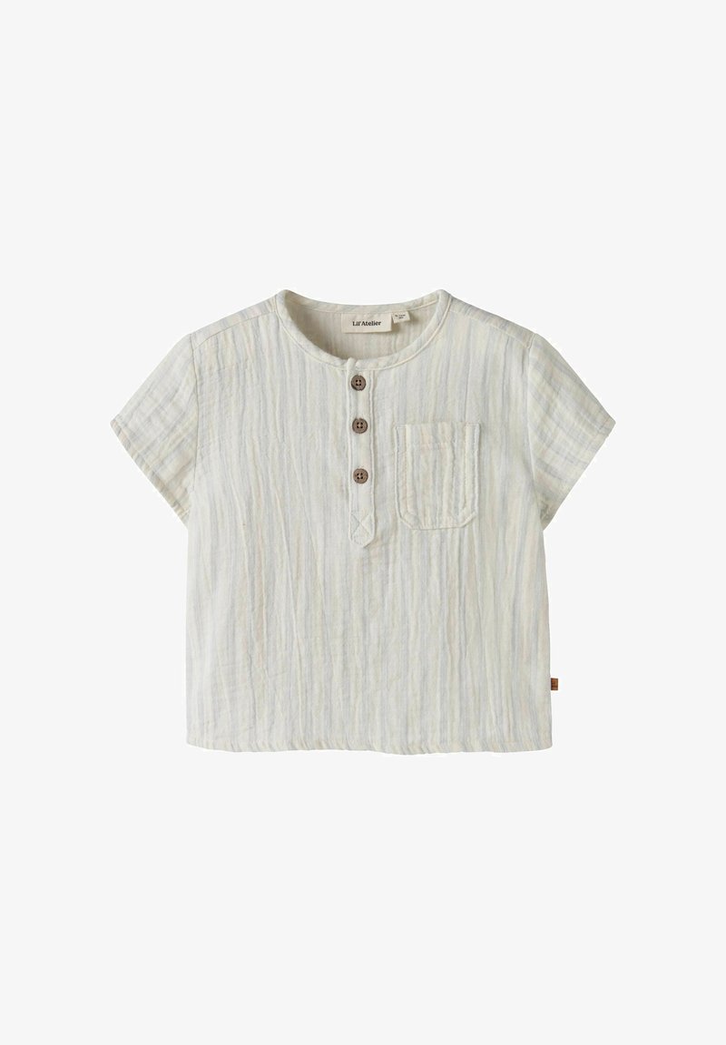 Chemise crème texturée à manches courtes avec un col rond, trois boutons en bois et une petite poche poitrine.