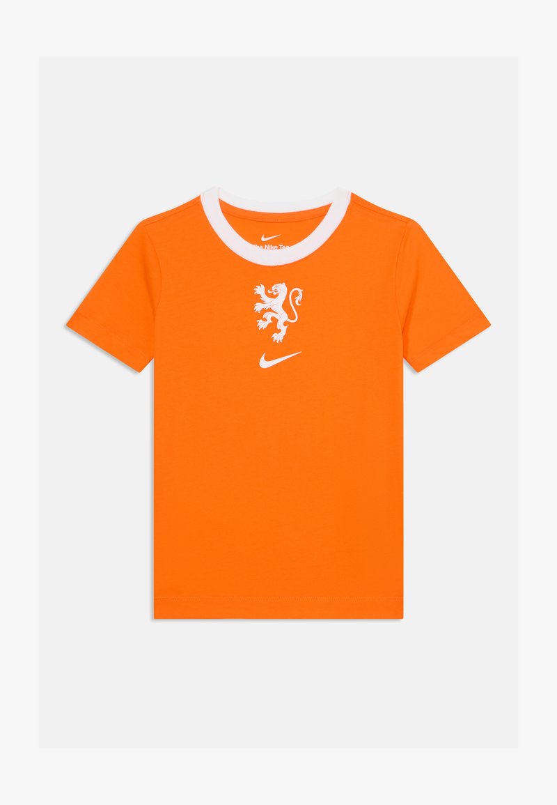 Oransje bomull T-skjorte med hvit rund hals. Har et hvitt løve-trykk og Nike-logo sentrert på brystet. Korte ermer.