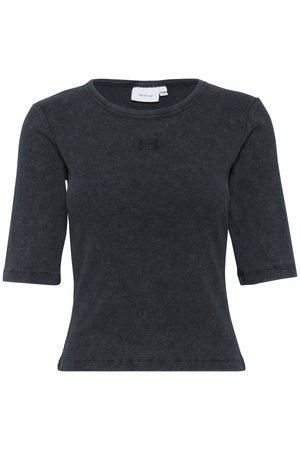 Svart ribbestrikket t-skjorte med rund hals og korte ermer. Har en subtil logo brodert på brystet. Laget av myk stoff.