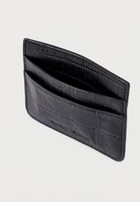 Schwarzer Leder-Kartenhalter mit Krokodilstruktur, verfügt über zwei Kartenfächer auf einer Seite, schräg auf weißem Hintergrund.