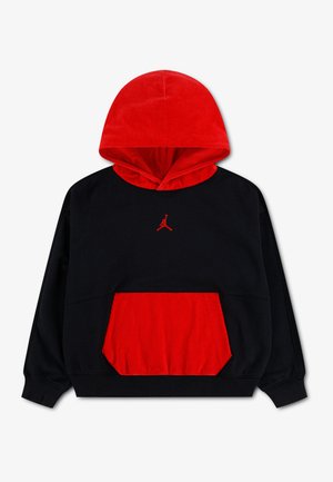 Czarna bluza z kapturem z czerwoną kapturem i czerwonym przednim kieszenią, z małym czerwonym logo Jumpman na klatce piersiowej, rozłożona na białym tle.