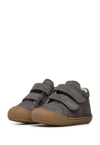 Chaussures pour tout-petits en suede gris avec deux sangles Velcro réglables, bout arrondi et semelle en caoutchouc texturé pour une meilleure adhérence et durabilité.