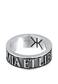 Sterling silver ring med en matt svart yta, med ingraverad text "VIA ET LIBER" och logotypdetalj på den inre delen av ringen.